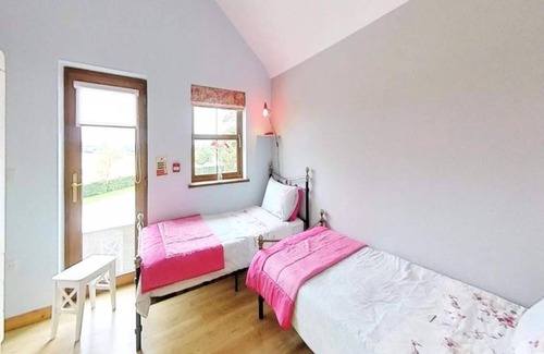 Craigavon Cabaña | Twin Room Ensuite Near Hillsborough Palaces