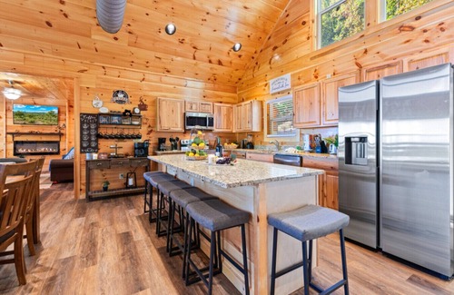 Sevierville Cabina | Twin Summit Resort by Ghosal Luxury Lodging