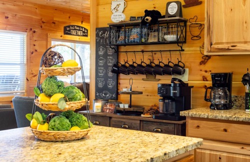 Sevierville Cabina | Twin Summit Resort by Ghosal Luxury Lodging