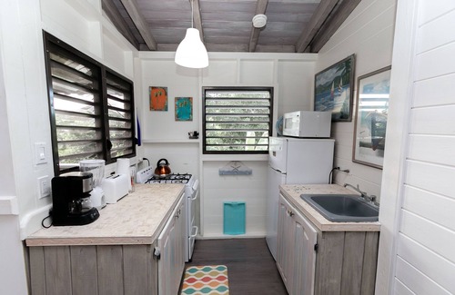 Freemans Bay Cabaña | Twinkle, 1 cama, A / C, TV, Wifi, Sandy Galleon Beach, Vistas, Cocina, Cuarto de baño