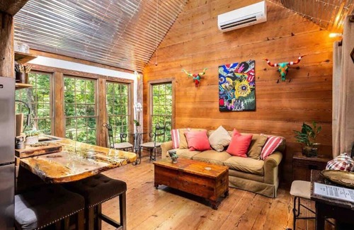 Macon Cabina | Twinkly Secluded Cabin 1BR + Loft + Trails +Grotto