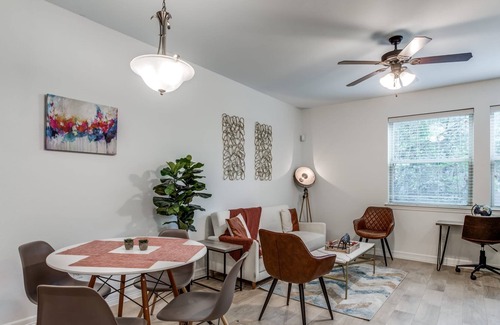 North University Casa | TWO 3BR CozySuites in Central Austin by UT