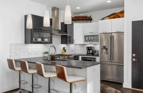 Hillsboro Village Casa | TWO Adjacent Homes in 12 South and Belmont area Sleeps 20 People