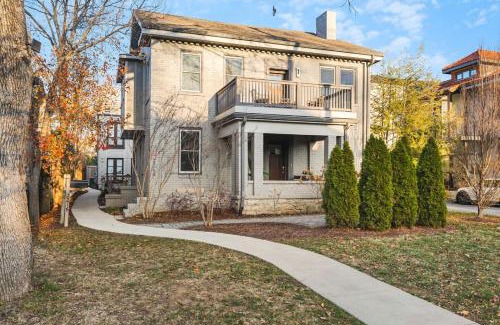 Hillsboro Village Casa | TWO Adjacent Homes in 12 South and Belmont area Sleeps 20 People