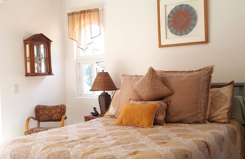 Topanga Cama Y Desayuno | Hermosa Dos dormitorios y patio privado con servicio de té Café de la mañana y