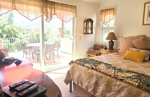 Topanga Cama Y Desayuno | Hermosa Dos dormitorios y patio privado con servicio de té Café de la mañana y