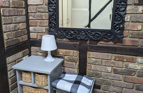 Tring Cabaña | Two Bed Ornate cottage/apartment near centre of Tring