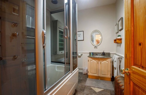 Queens Apartamento | Two bedrms, living+dining, Kedgi Lodge nature themed suite