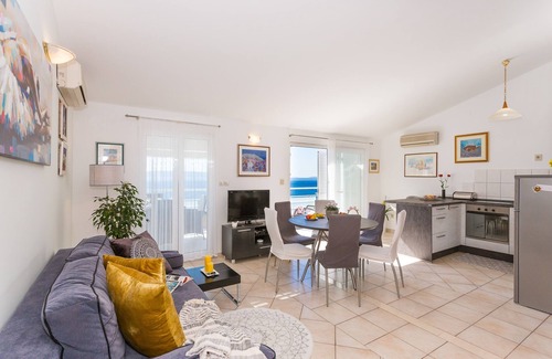 Businci Apartamento | Apartamento para dos personas con terraza y vista al mar Rastici, Ciovo (A-1084-b)