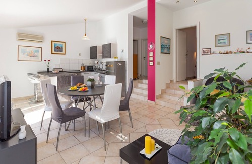 Businci Apartamento | Apartamento para dos personas con terraza y vista al mar Rastici, Ciovo (A-1084-b)