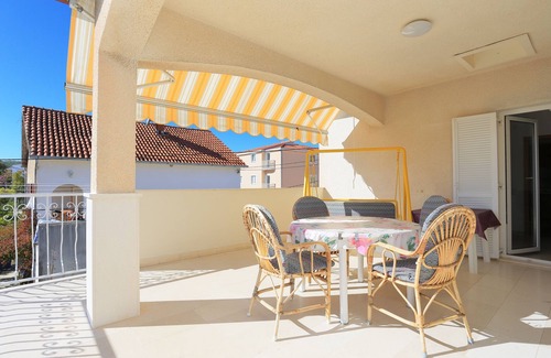 Seget Vranjica Apartamento | Apartamento para dos personas con terraza y vista al mar Seget Vranjica, Trogir (A-18487-c)