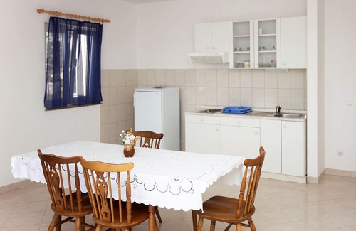 Seget Vranjica Apartamento | Apartamento para dos personas con balcón y vista al mar Seget Vranjica, Trogir (A-4870-a)