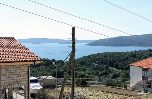 Seget Vranjica Apartamento | Apartamento para dos personas con balcón y vista al mar Seget Vranjica, Trogir (A-4870-a)