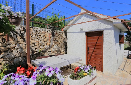 Seget Vranjica Apartamento | Apartamento para dos personas con terraza y vista al mar Seget Vranjica, Trogir (A-11273-a)