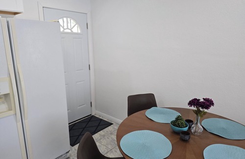 Boyle Heights Apartamento | Two bedroom apartment near downtown
