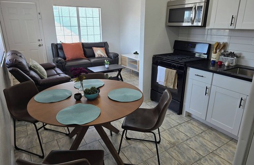 Boyle Heights Apartamento | Two bedroom apartment near downtown