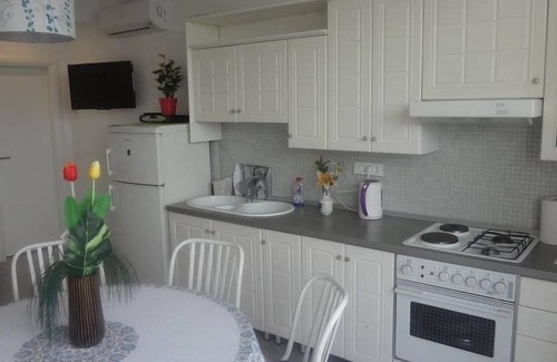 Veliko Brdo Apartamento | Apartamento para dos personas con terraza y vista al mar Makarska (A-6791-b)