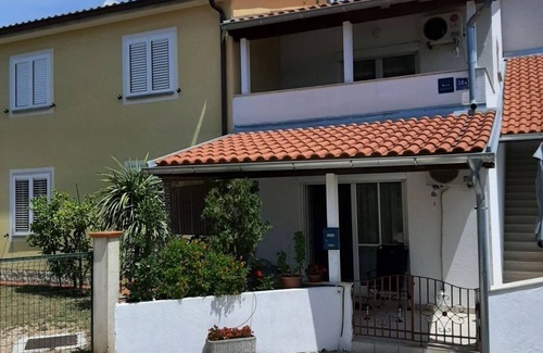 Cizici Apartamento | Apartamento para dos personas con terraza y vista al mar Cizici, Krk (A-15415-b)