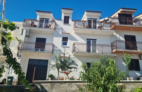 Slatine Apartamento | Apartamento para dos personas con balcón y vista al mar Slatine, Ciovo (A-24266-b)