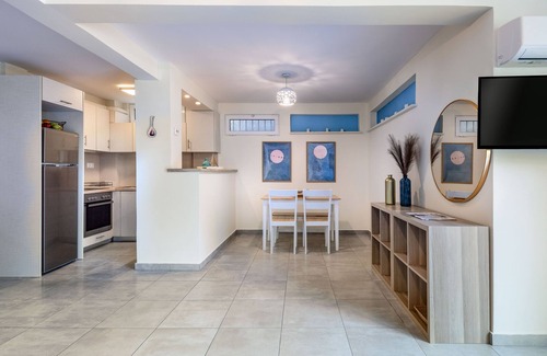 Vouliagmeni Apartamento | Two Bedroom Apartment with Garden by BluPine (Vouliagmeni Stylish Homes)