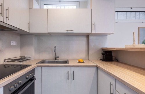 Vouliagmeni Apartamento | Two Bedroom Apartment with Garden by BluPine (Vouliagmeni Stylish Homes)