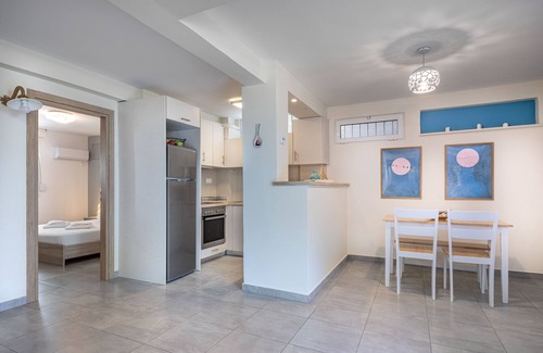 Vouliagmeni Apartamento | Two Bedroom Apartment with Garden by BluPine (Vouliagmeni Stylish Homes)