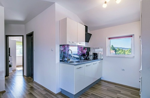 Bilice Apartamento | Apartamento para dos personas con balcón y vista al mar Bilice, Krka (A-13545-a)