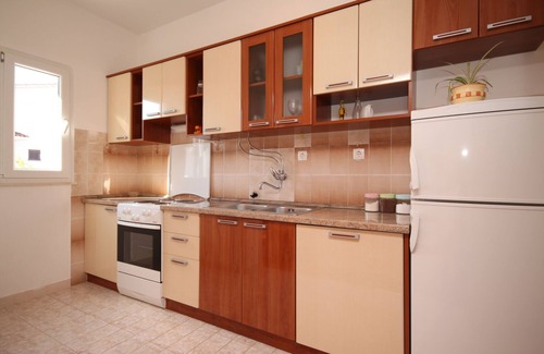Slatine Apartamento | Apartamento para dos personas con balcón y vista al mar Slatine, Ciovo (A-8658-a)