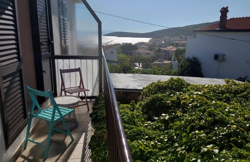Slatine Apartamento | Apartamento para dos personas con balcón y vista al mar Slatine, Ciovo (A-8658-a)