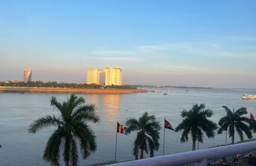 Daun Penh Apartamento | Two bedroom apartment with an outdoor balcony area facing the Mekong River.