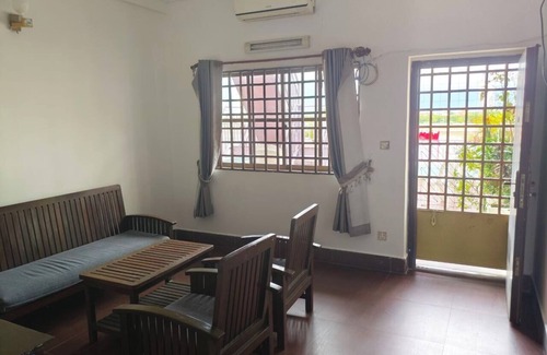 Daun Penh Apartamento | Two bedroom apartment with an outdoor balcony area facing the Mekong River.