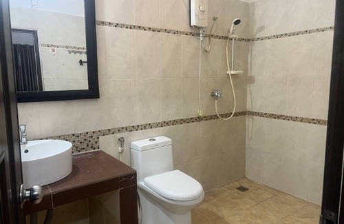 Daun Penh Apartamento | Two bedroom apartment with an outdoor balcony area facing the Mekong River.