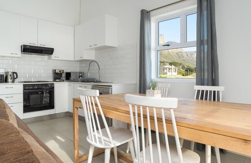 Camps Bay Apartamento | Two Bedroom Apartment | Pool | Netflix | Sea Views