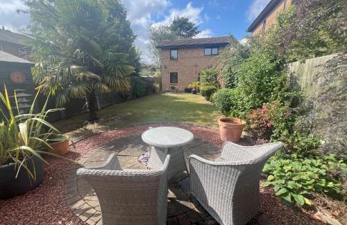 Milton Keynes Casa | Two Bedroom Central MK Self Catering House Sleeps 4 - Free Parking & fast WiFi - by Webbhill Stays