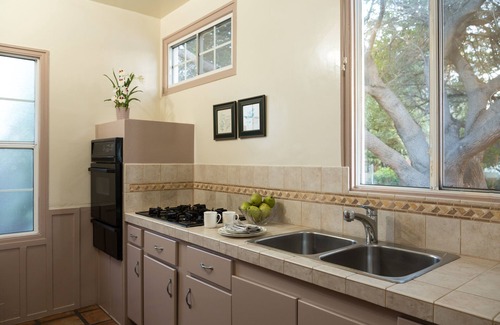 Oak Park Cabaña | Two Bedroom Craftsman Cottage, near downtown Santa Barbara
