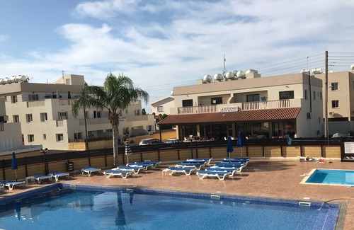 Liopetri Apartamento | Apartamento de dos dormitorios en planta baja con una gran piscina comunitaria en un lugar relajante