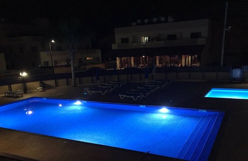 Liopetri Apartamento | Apartamento de dos dormitorios en planta baja con una gran piscina comunitaria en un lugar relajante