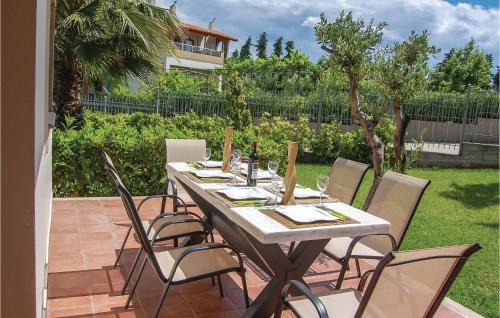Livanatai Casa | Two-Bedroom Holiday Home In Livanates