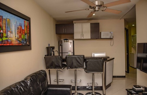 El Poblado Apartamento | Two Bedroom Hot Tub AC security 5 blocks 2 Lleras