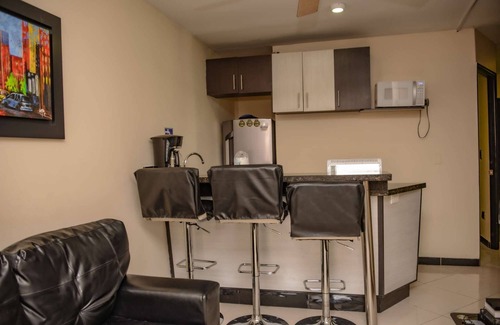 El Poblado Apartamento | Two Bedroom Hot Tub AC security 5 blocks 2 Lleras
