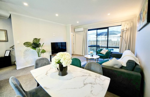 Hamilton Casa | Two-bedroom House with Jacuzzi at Rototuna!