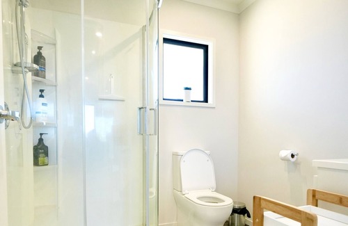 Hamilton Casa | Two-bedroom House with Jacuzzi at Rototuna!