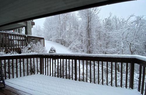 Chalet Village Apartamento | Two bedroom mountain condo, 2 minutes from ski resort, pool and clubhouse onsite !