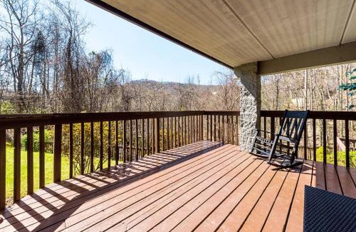 Chalet Village Apartamento | Two bedroom mountain condo, 2 minutes from ski resort, pool and clubhouse onsite !