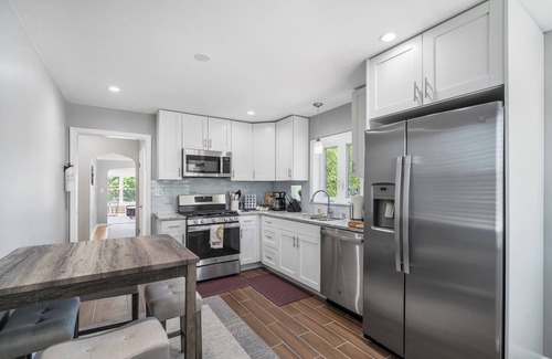 Belmont Cragin Apartamento | Two Bedroom - Tranquil Retreat