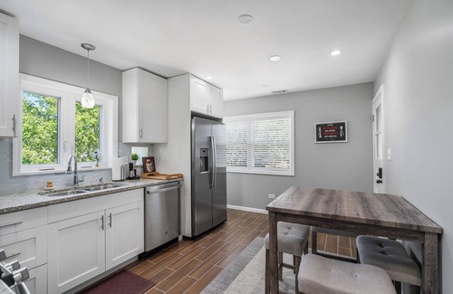 Belmont Cragin Apartamento | Two Bedroom - Tranquil Retreat