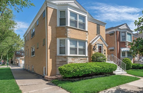 Belmont Cragin Apartamento | Two Bedroom - Tranquil Retreat