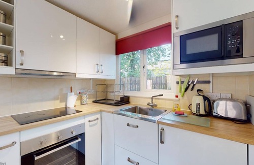 Saint Erth Praze Apartamento | Two bedroomed holiday bungalow, set within the leafy grounds of Tolroy Manor