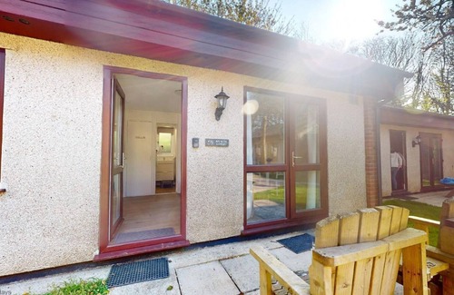 Saint Erth Praze Apartamento | Two bedroomed holiday bungalow, set within the leafy grounds of Tolroy Manor