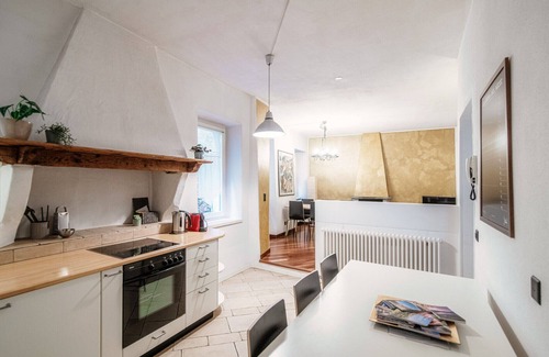 Morcote Apartamento | Three-room apartment on 3 levels in historic building in the village of Morcote